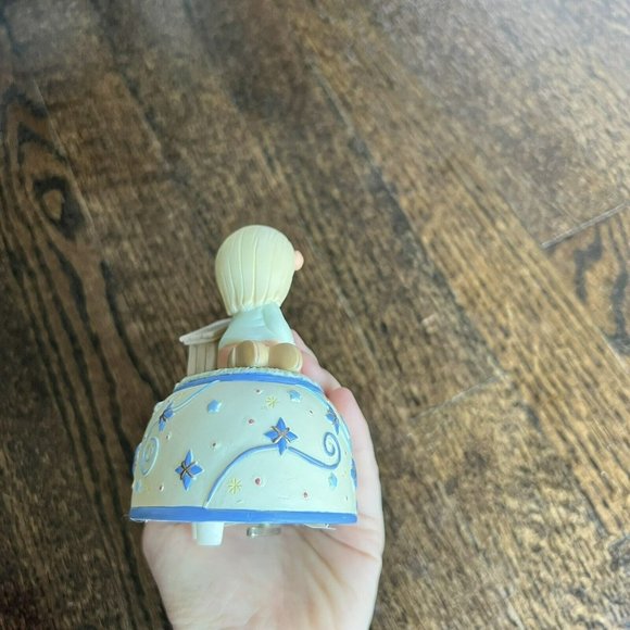 precious moments Girl Admiring Nativity Musical Plays, Away In A Manger - Picture 4 of 6